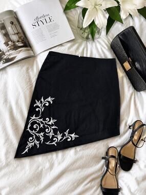 Vintage Black Asymmetrical Skirt- Embroidered Floral Accent Women’s Sz 8-Y2K-EUC